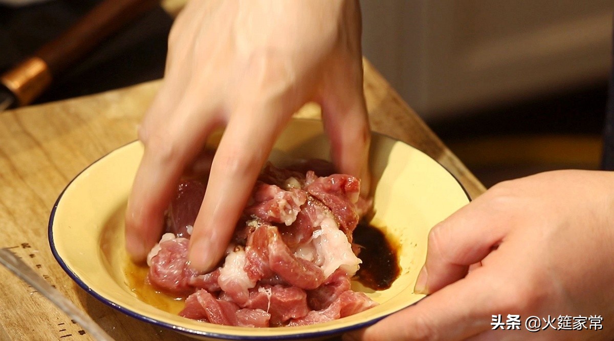 酸菜滑肉汤，老师傅教你肉片爽滑鲜嫩的小窍门，一学就会