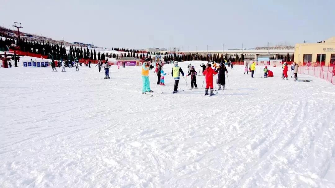 又到了滑雪的季节!新区附近这些滑雪场,不容错过