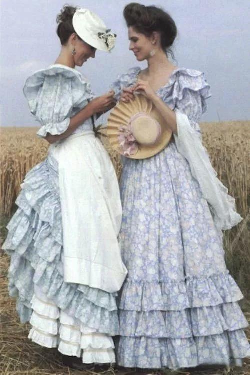 碎花裙这样穿又仙又美又洋气,春天必备的粉色系碎花裙来了