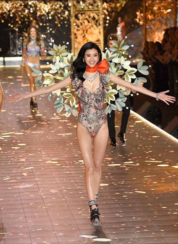 奚梦瑶走了多少次维密秀,意外摔倒奚梦瑶一摔成名