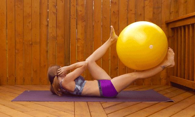 这组超火的瑜伽球动作，坚持一周后，腰终于细了，屁股也翘了