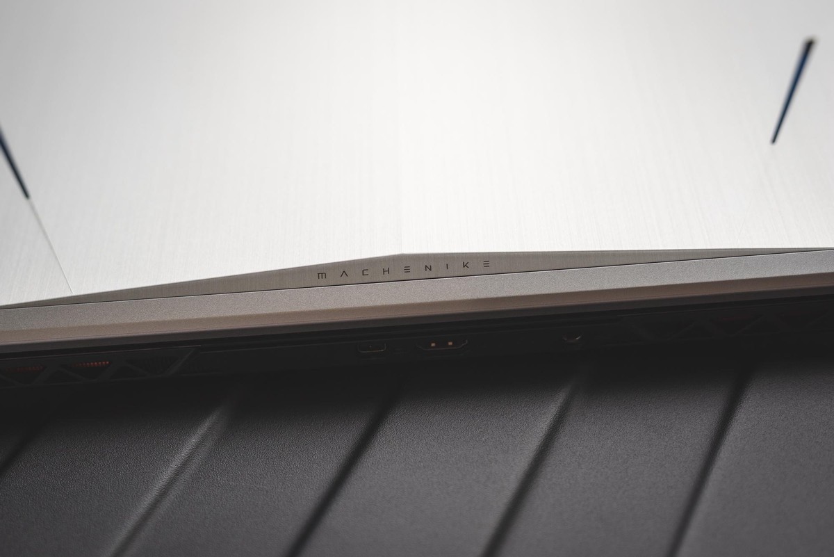 一台重量仅为1.85kg的游戏本机械师F117毒药