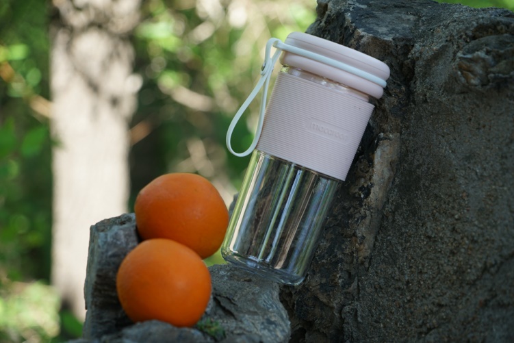 能随身携带的鲜榨果汁机，仅售百元，40秒完成一杯鲜榨果汁