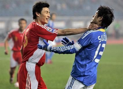 2008年东亚杯李玮峰锁喉日本队长,国足日本李玮锋锁喉
