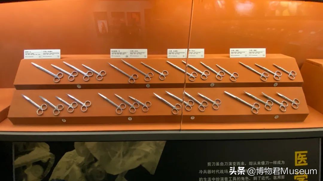 物开一刃为“刀”，两面*刃开**为“剑”，双刀相交为“剪”