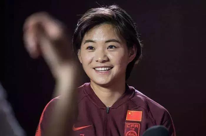 足球王霜来成都鼓励女足小球员,中国女足比赛球迷助威