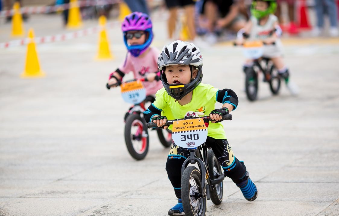 孩子户外骑车不慎跌倒，学会这几个方法让你不再手忙脚乱