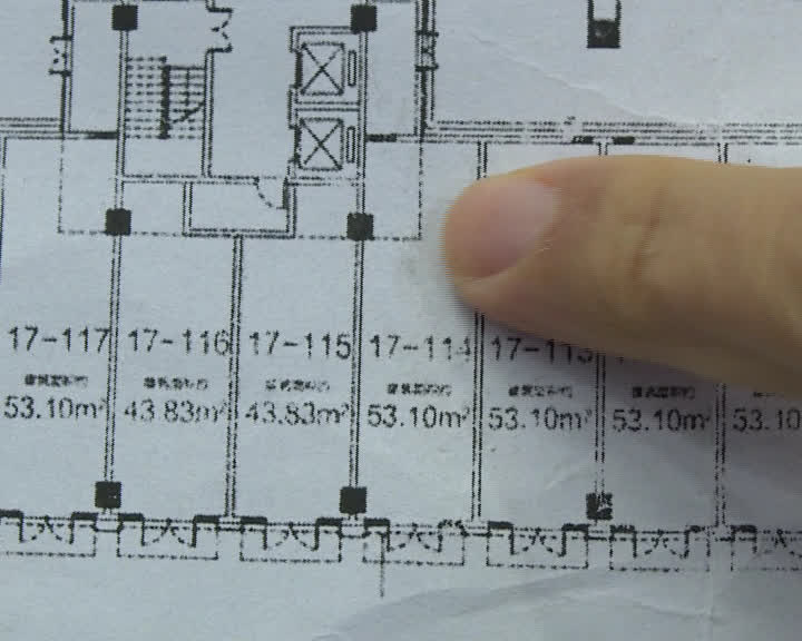 宝龙你赔我门面房，花89万买的，一开门头顶上这是啥？