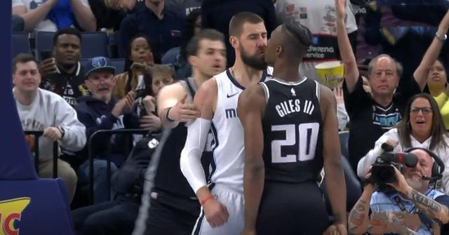 谁来管管？竟在大庭广众之下“接吻”？盘点球场上的“暧昧”瞬间