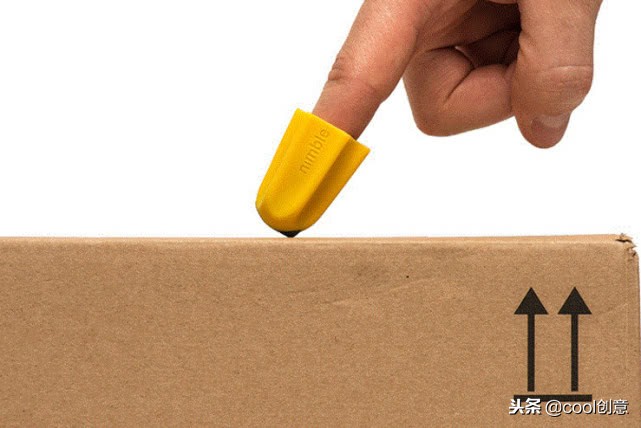 老外发明的拆快递神器，套上指套可轻易的将快递拆开，方便省事！