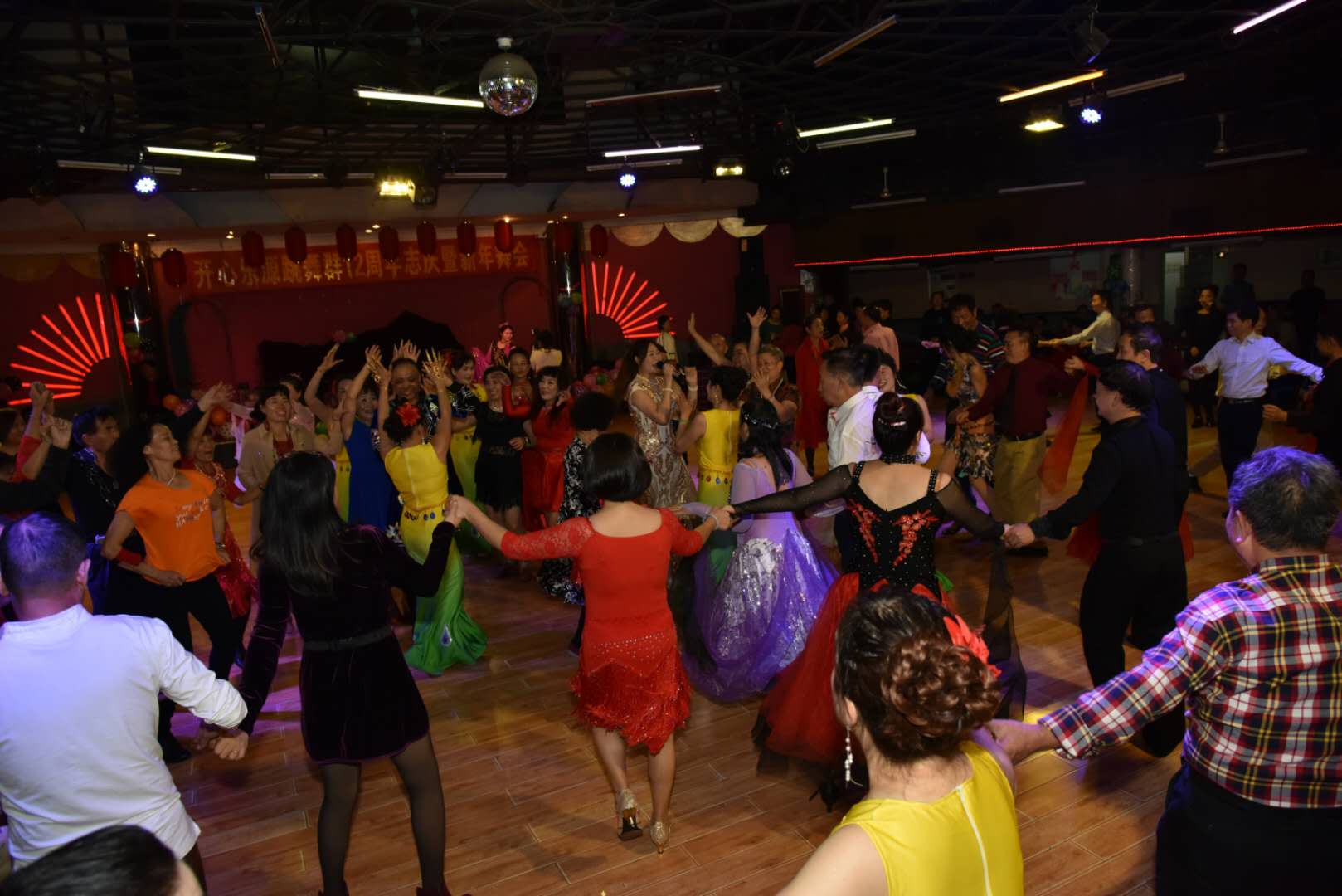 广州传奇舞厅的谢幕：有人为舞伴离婚，有人笑声中离世