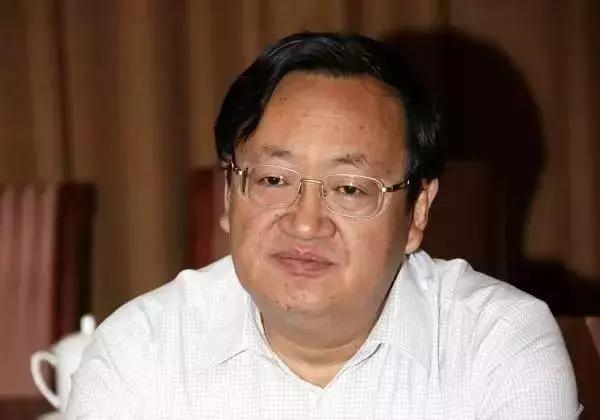 「七日法闻」副市长挂46个职务引热议，看完真相网友都炸了