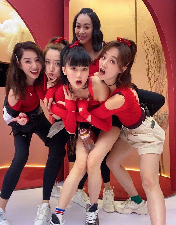 乘风破浪的姐姐出场,乘风队服