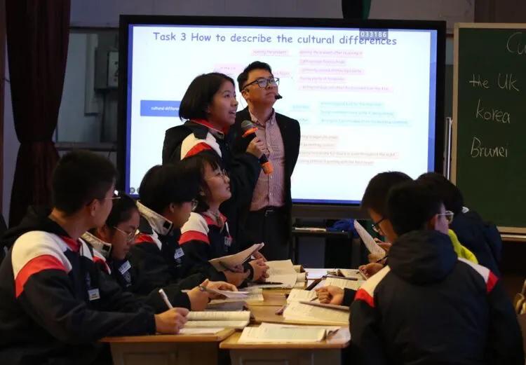 巴陵郡三湘四水英才聚，香樟园高谈阔论红烛燃