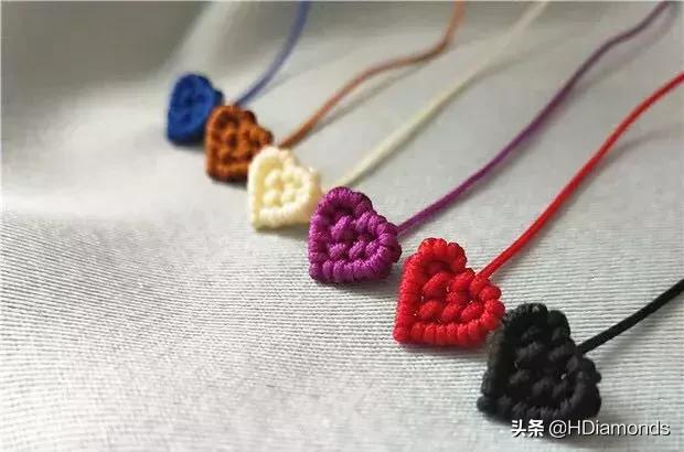 耳环、耳钉、耳线和耳夹，没戴好不仅伤品味，还伤身体。