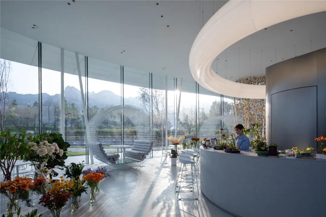 消隐在自然山水之中的四季花房丨青岛万科·四季草堂