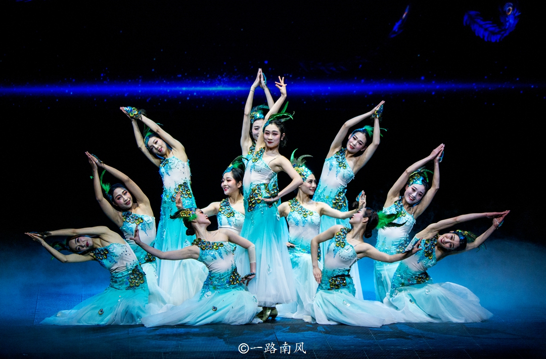 美女介绍丽江千古情景区,丽江千古情景区人多吗