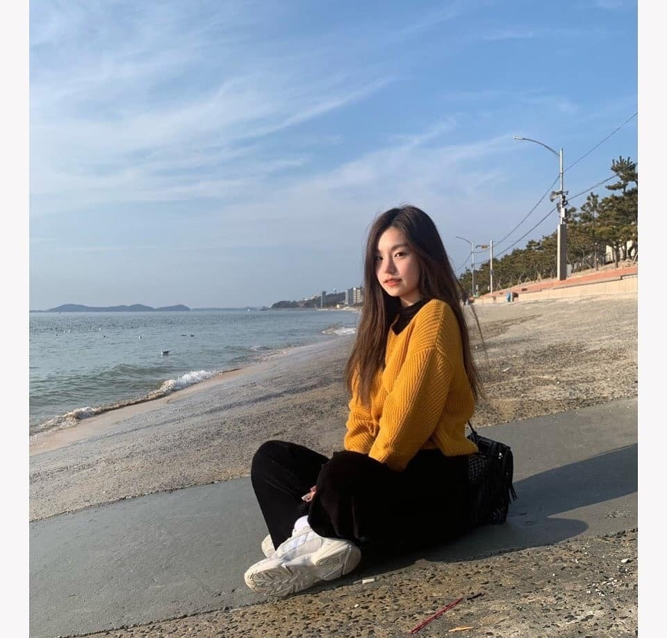 “猫系长相”黄礼志，穿印花卫衣配骑士靴，高级脸成简单穿搭亮点