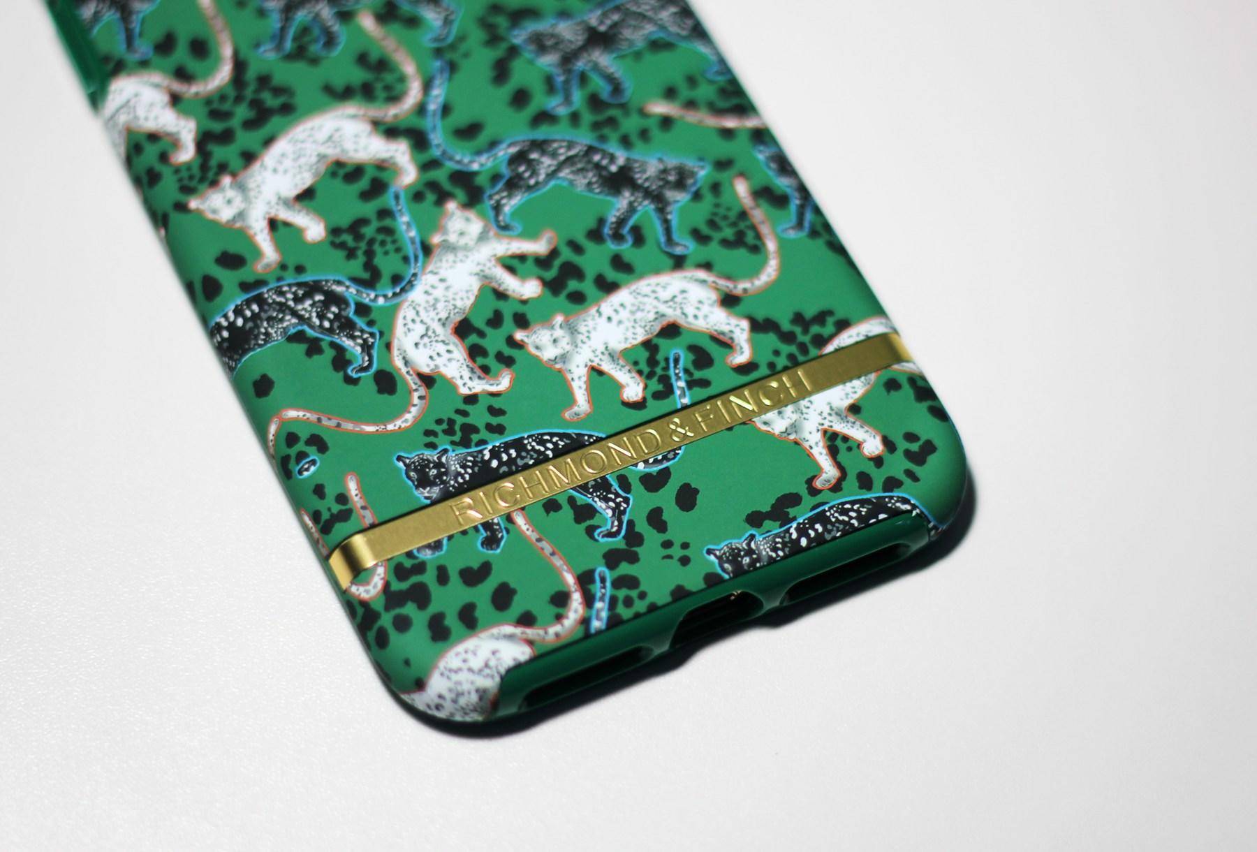 richmondfinch苹果xsmax手机壳,换一张新的手机壳