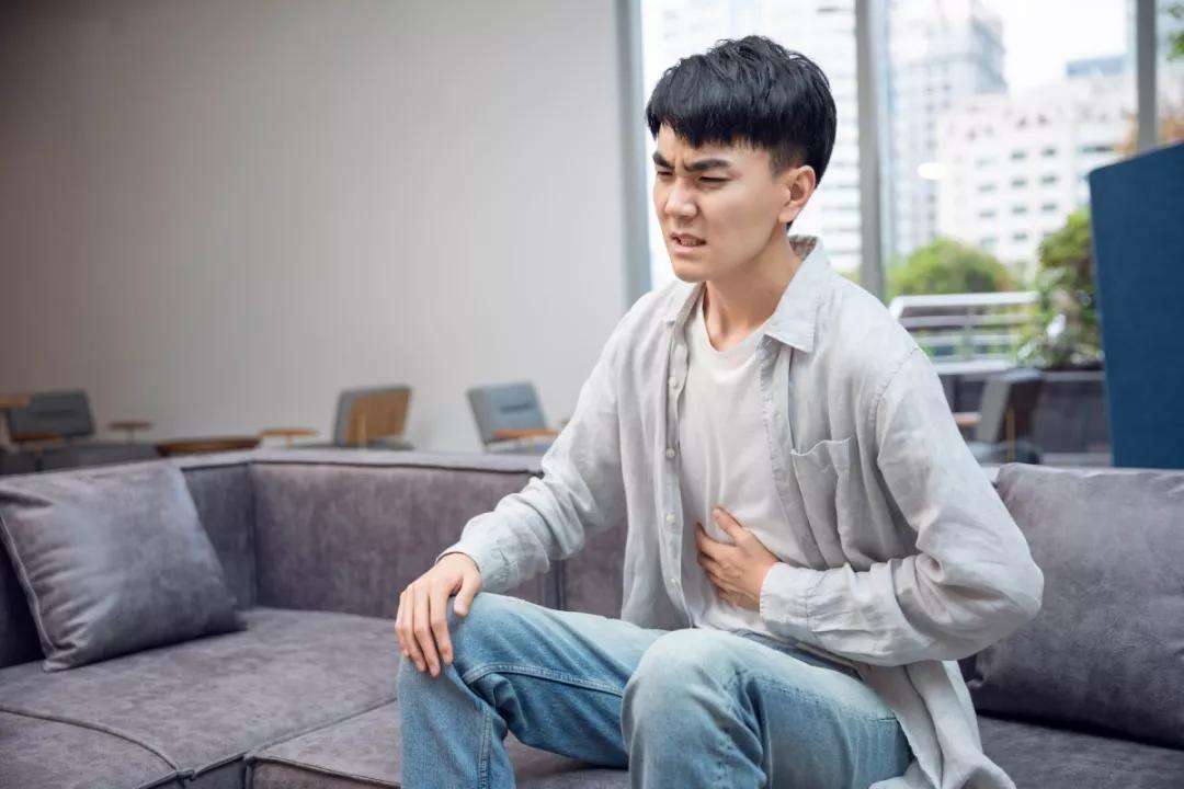 为啥有些人嘴唇是黑紫色的,为什么有的人嘴唇颜色很深很暗