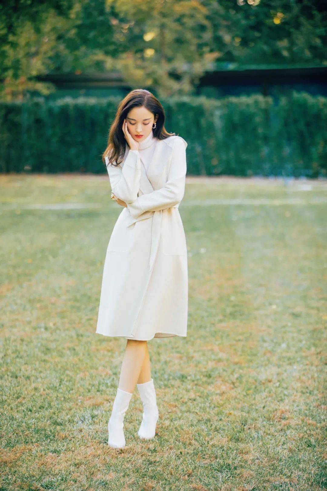 冬天靴子穿白色洋气还是黑色洋气,米白色靴子和黑色靴子