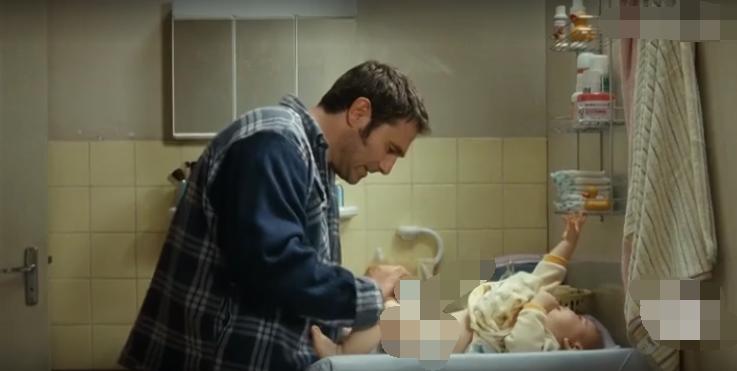 男孩背后长了一只翅膀,男孩身上长了一对翅膀是什么电影