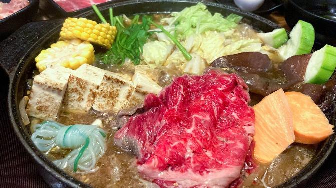 寿喜烧在日本料理中的地位,日本寿喜烧为什么要蘸生鸡蛋