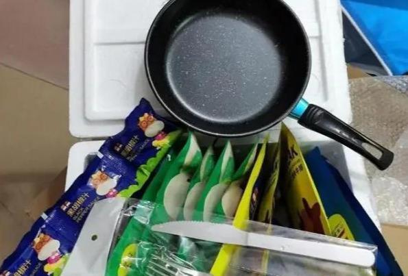 吴昕现身薇娅直播间，一边跳舞一边吃，3分种爆卖6400枚蛋黄酥