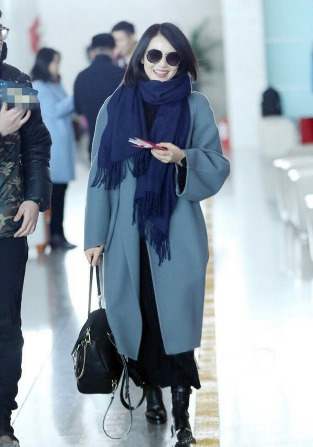 冬天大衣适合搭配什么样的包包,今年冬天穿的羊绒大衣怎么搭配