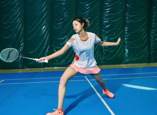 羽毛球选拍方法,羽毛球拍的选择与技巧