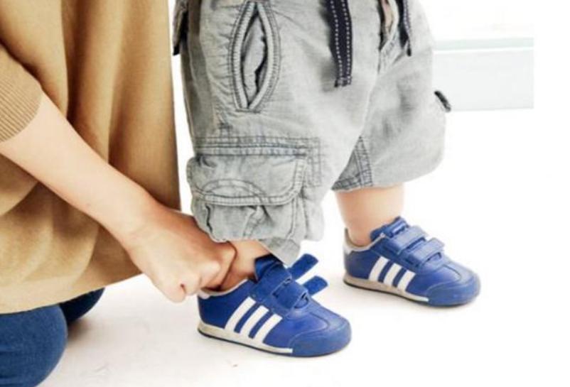 妈妈不给女儿买鞋子,宝宝新鞋子穿着顶脚怎么办
