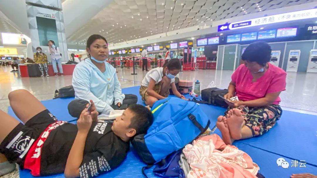 「关注滞留者」“第一次来婆家，没想到就连老带小住到了新郑机场航站楼”