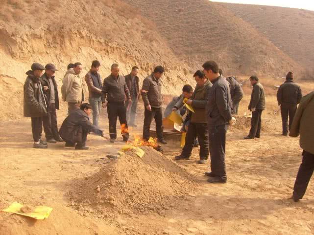 在农村，如果屋子前有坟墓，别人又不迁走，该怎么办呢？