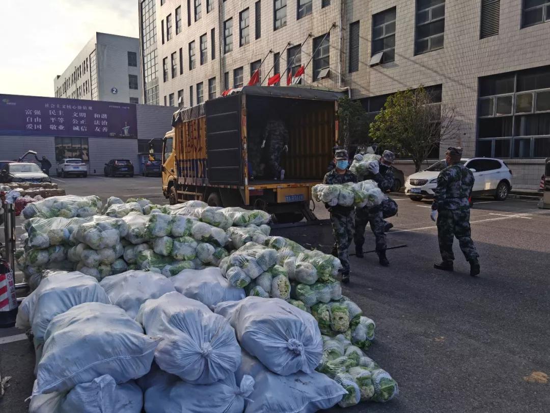 18吨爱心蔬菜千里驰援武汉,山东一菜农向武汉捐赠200吨白菜