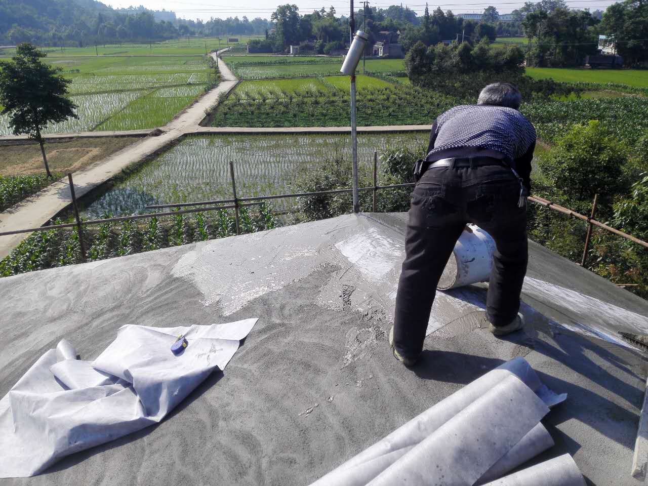 农村自建房施工出现问题怎么解决,农村建房现浇顶有裂缝漏水怎么办