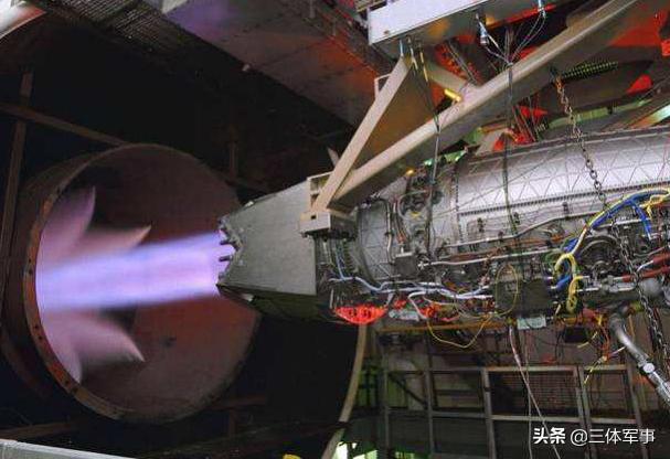 飞行员右眼前面的小镜片才是F-22的杀手锏：导弹发射前可反向锁定