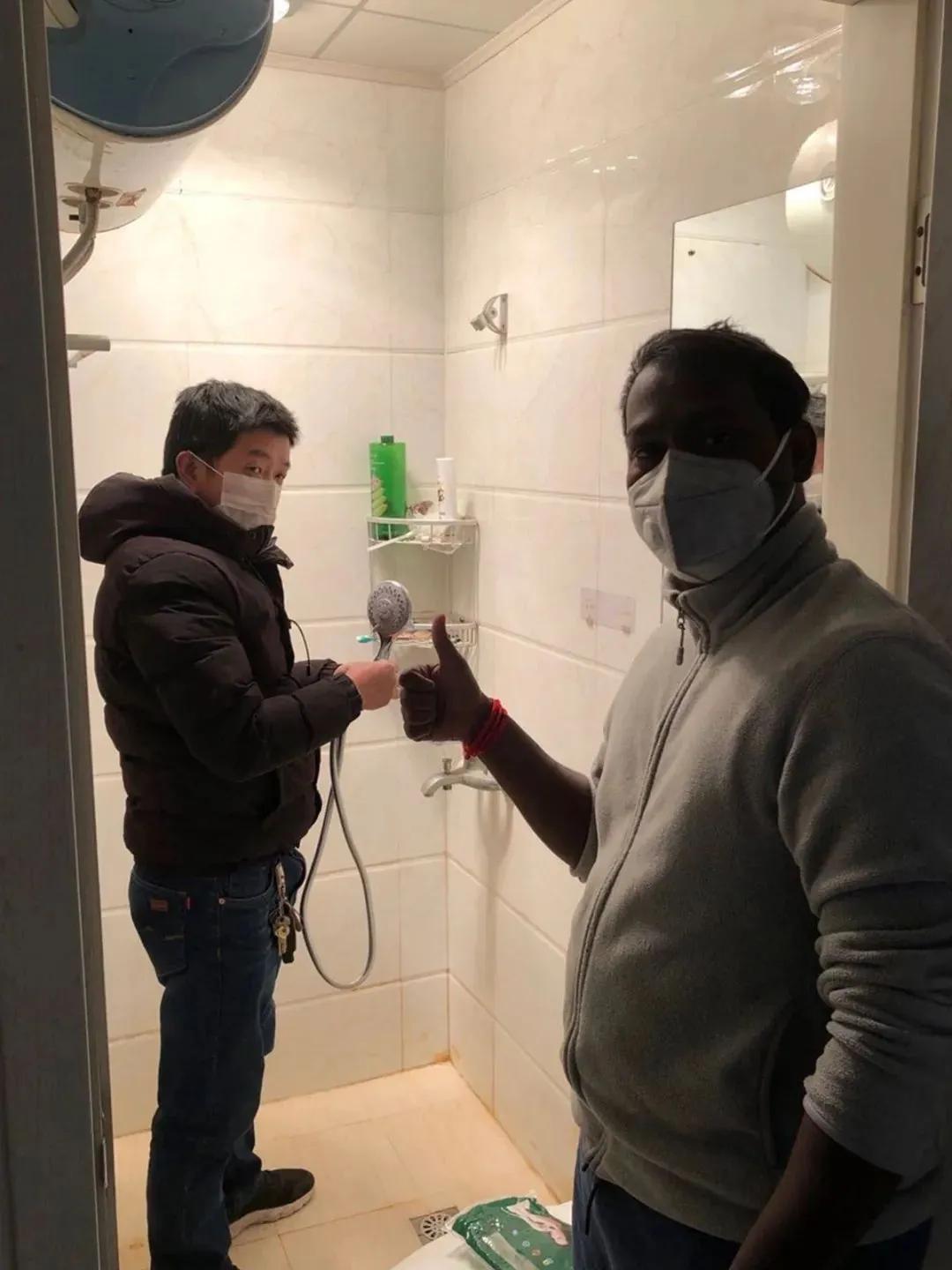 从“你好”到“兄弟”，川沙老居民区的“国际化”防疫服务，让印度小伙点赞