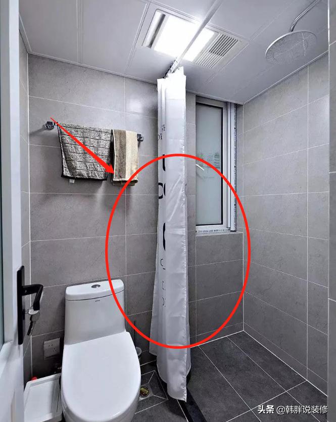卫生间装错了淋浴区隔断，洗澡成了困难户，才住2个月就后悔了