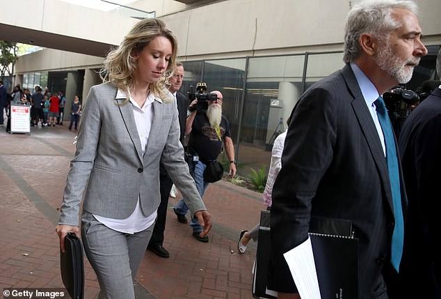 曾被誉为“女乔布斯”的伊丽莎白·霍尔姆斯，再被指控拖欠律师费