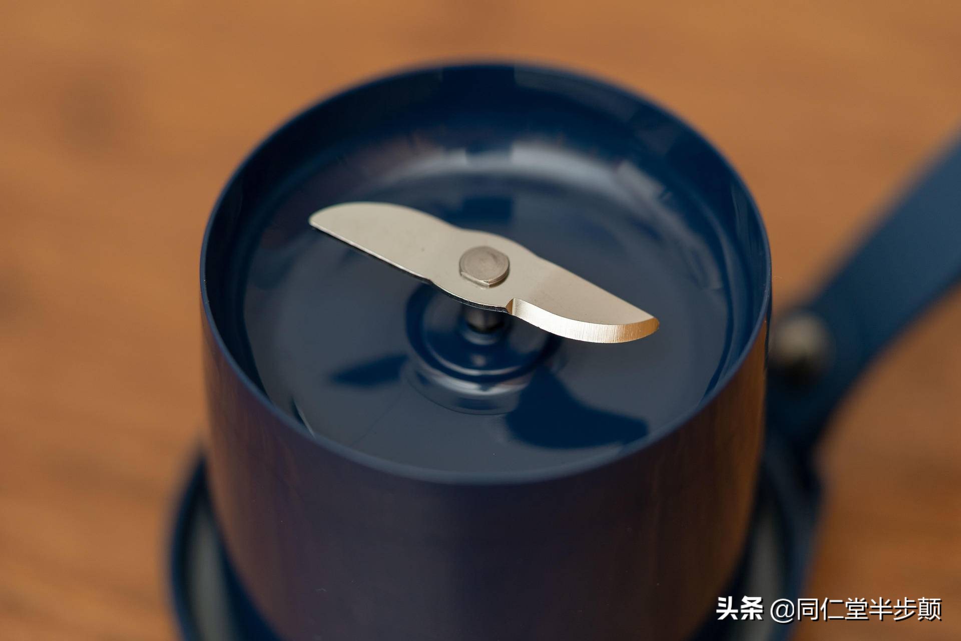 怎么用榨汁机榨果汁,如何用榨汁机榨出一杯好吃的果汁