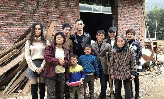 当上“总裁”的“小马云”：石家庄上学，专职保姆照顾，司机接送，大老板运作公司，老家破房新装修