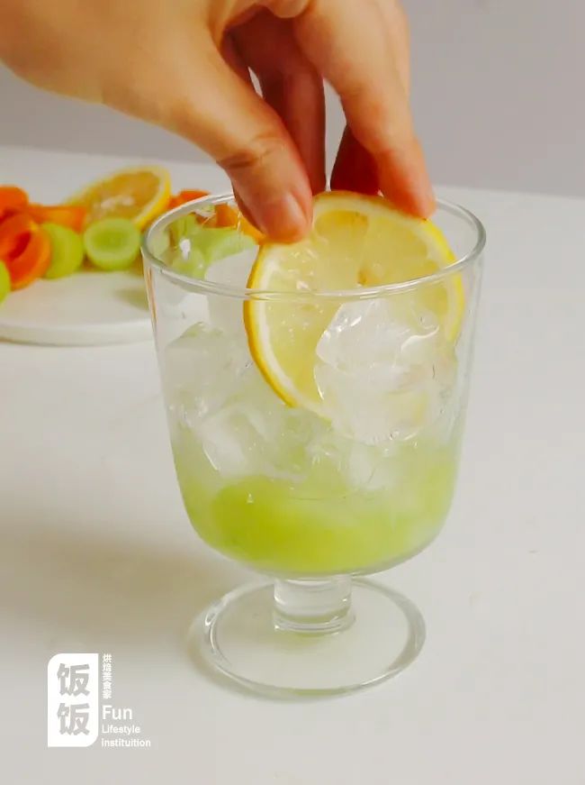 草莓青提气泡水,青提乌龙气泡水