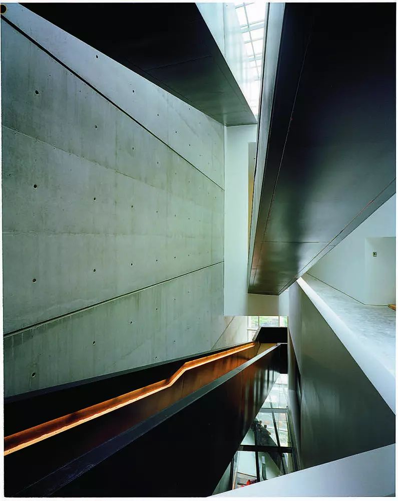 建筑女魔头扎哈哈迪德作品,建筑女魔头扎哈哈迪德解读建筑