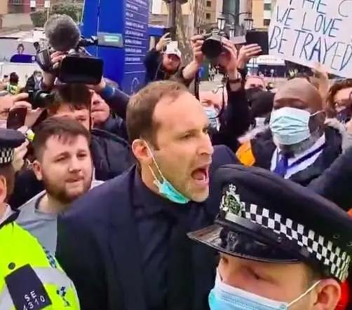 鐩樼偣瓒崇悆鍦轰笂鐨勭悆杩风殑鎭跺姡琛屼负,琚悆杩疯拷姹傛尐鎵撶殑鐞冨憳