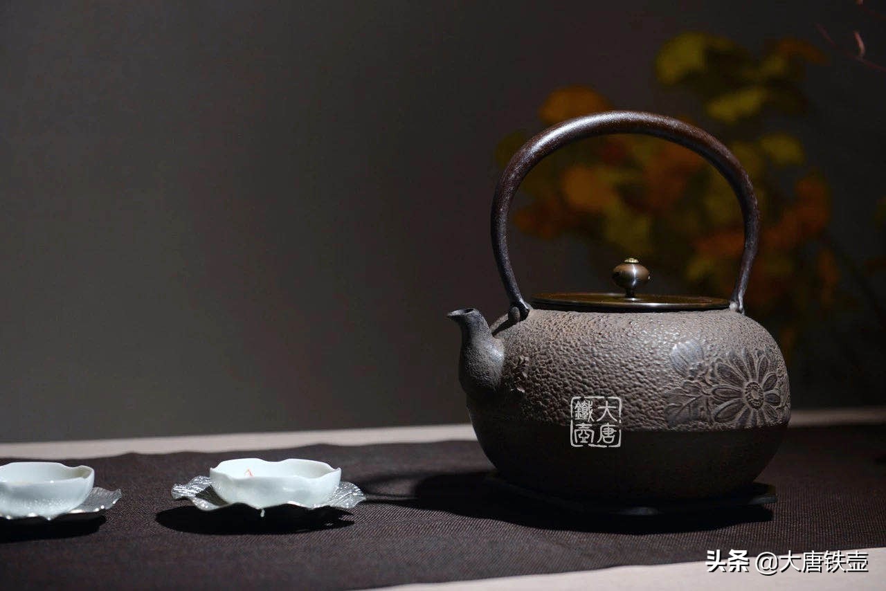 日本砂铁老铁壶鉴别有无涂层 (日本老铁壶怎么养才有光泽)