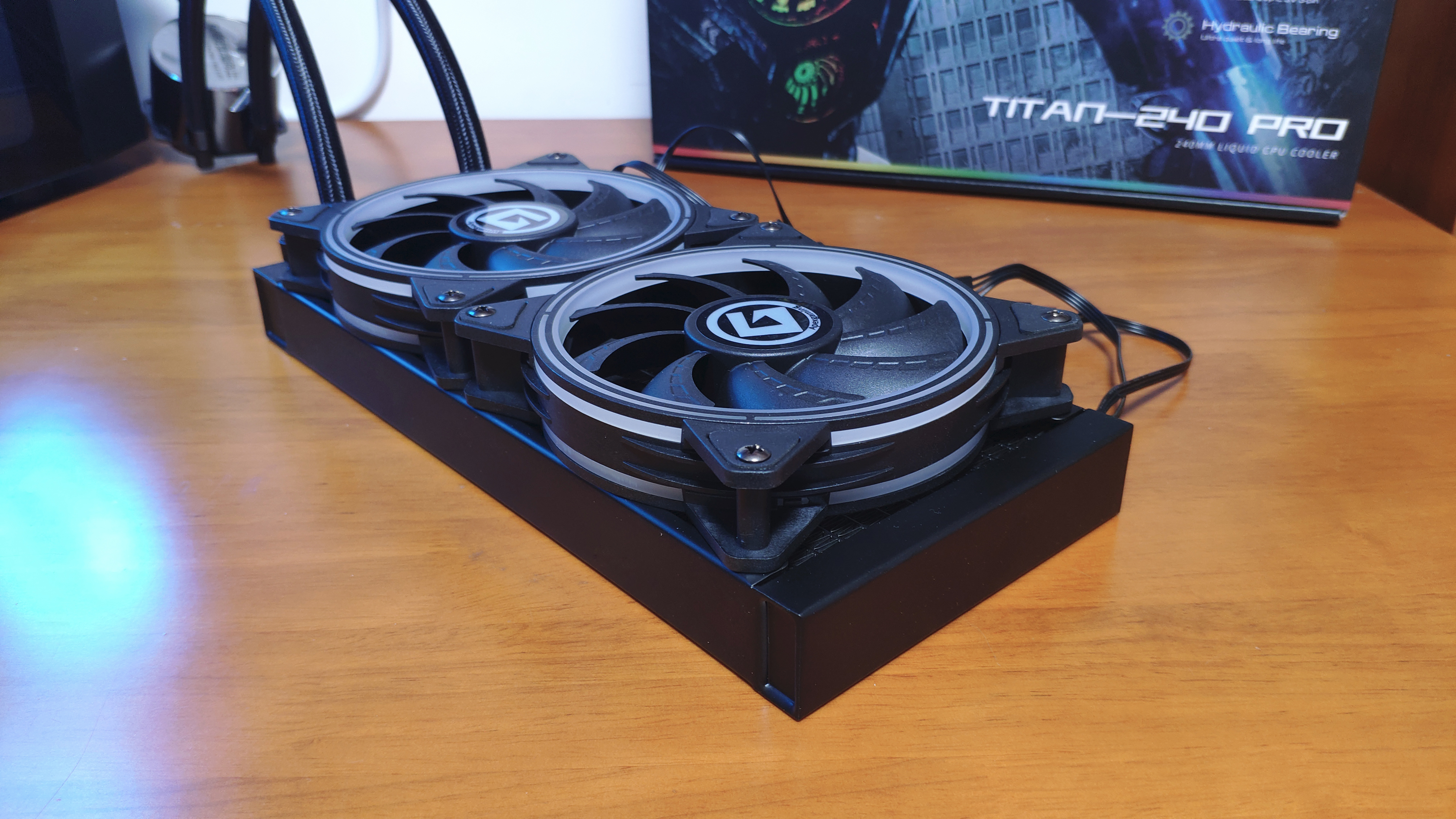 温度把握得住,PWM冷头带温显,艾湃电竞TITAN240PRO水冷装机