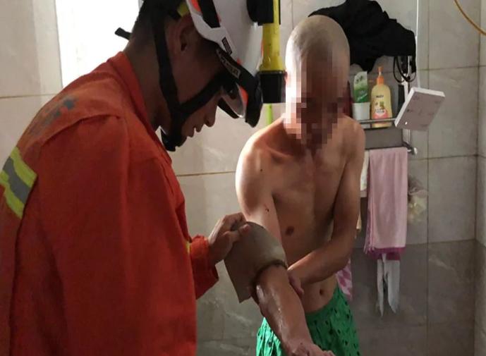七旬老人手卡便池救人,老人手臂被卡便池消防助其脱困