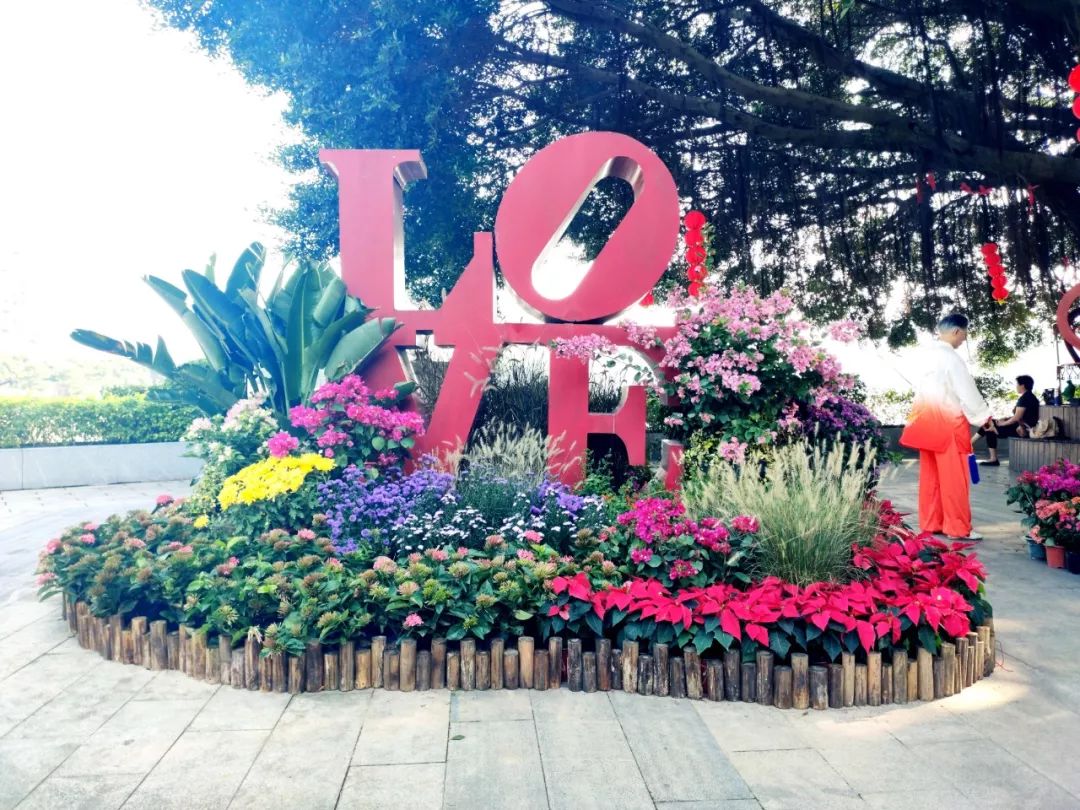 迎国庆街景,迎接国庆换上崭新的国旗