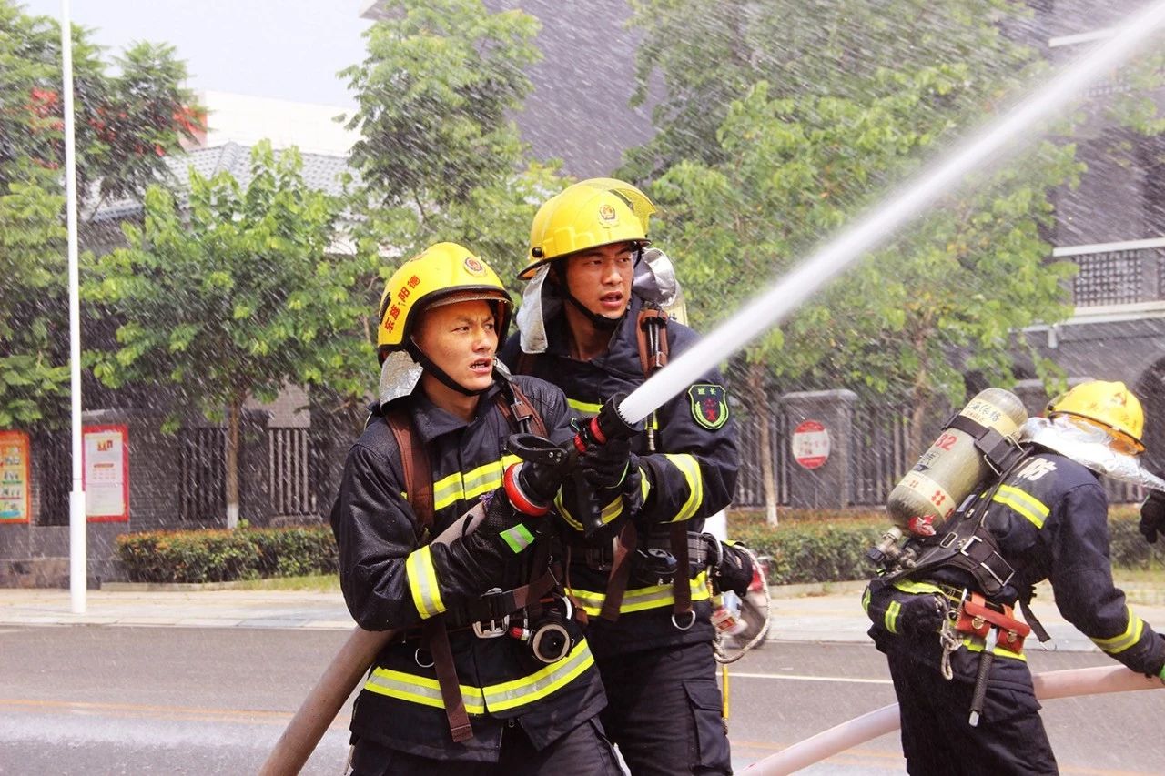 致敬逆行英雄|德阳最帅男团队长陈伟，肩负生命不能承受之重