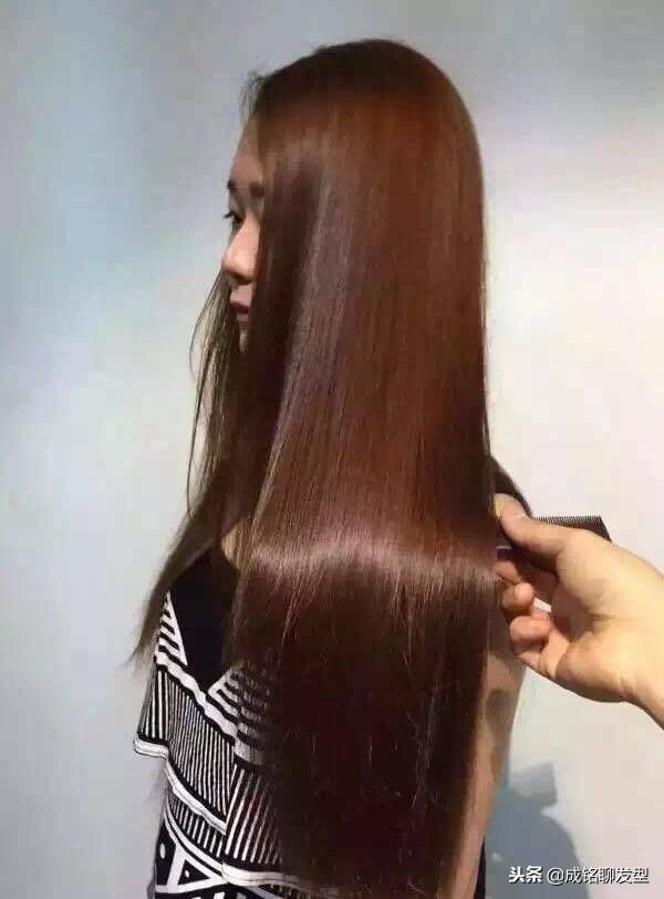 怎么把烫的头发还原原来发色,烫头后头发变直最简单的方法